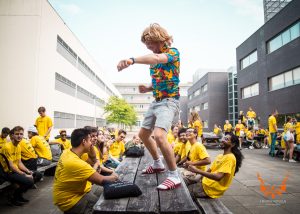 Andor danst op de tafel tijdens de introweek